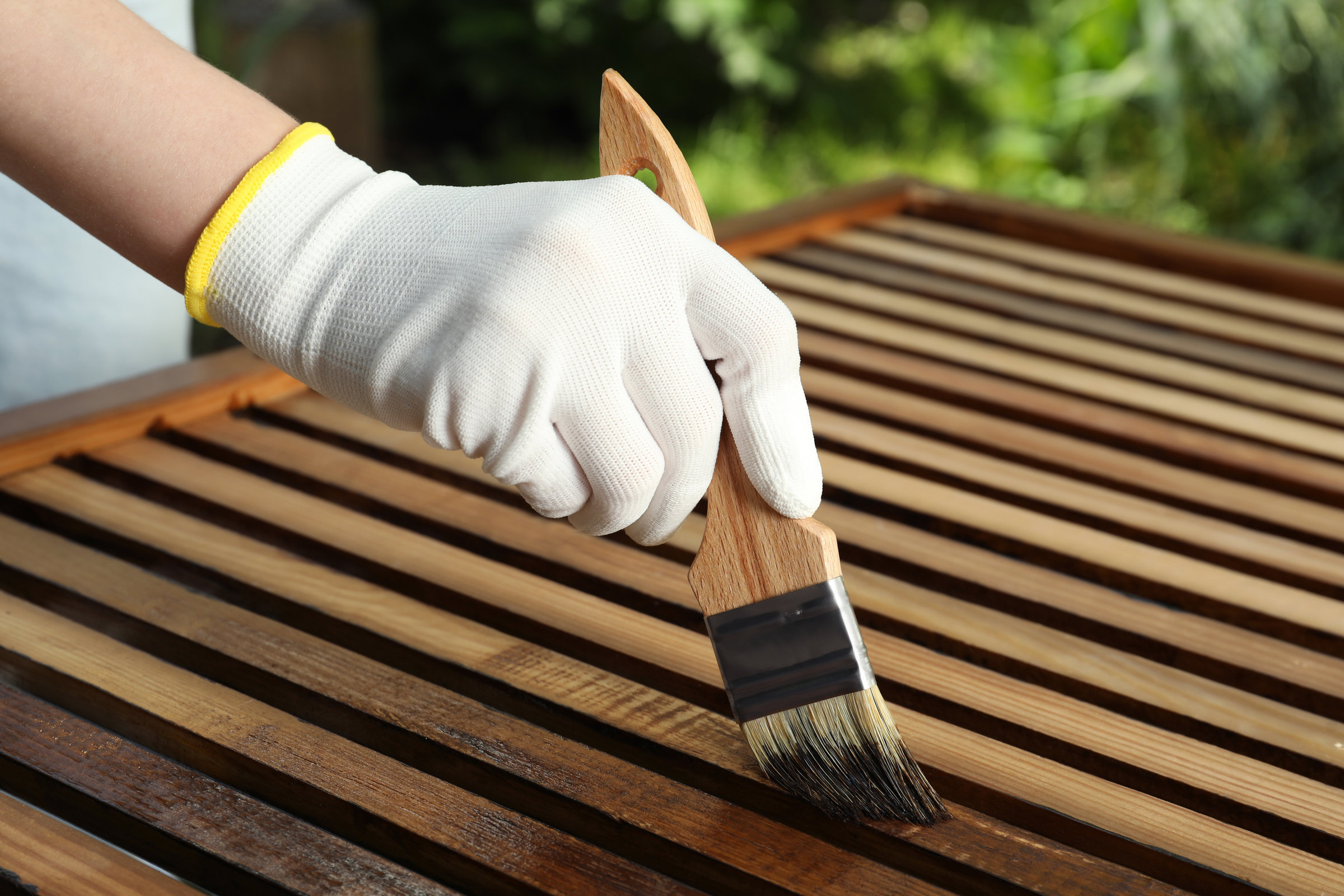 https://cleaningandservices.it/wp-content/uploads/2026/02/woman-applying-wood-stain-onto-planks-outdoors-cl-2026-01-16-23-02-54-utc_low.jpg